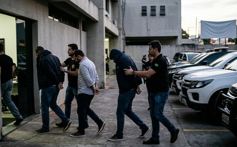 Corregedoria prende quatro policiais civis por extorsão milionária contra sequestrador ligado ao caso da mãe de Robinho