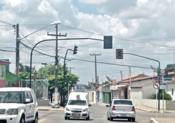 Arapiraca: SMTT conserta semáforo do Cavaco