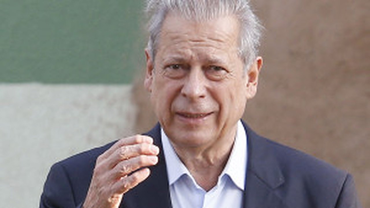 Após 11 meses na prisão, José Dirceu vai cumprir pena em casa