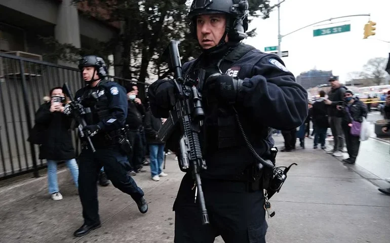 Polícia de Nova York prende suspeito pela morte de mulher que foi incendiada em metrô