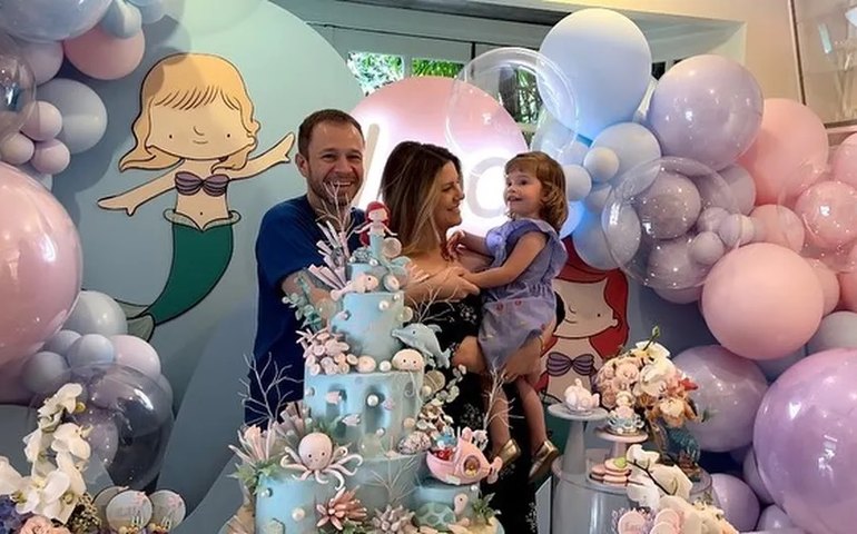 Tiago Leifert e Daiana Garbin comemoram dois anos da filha