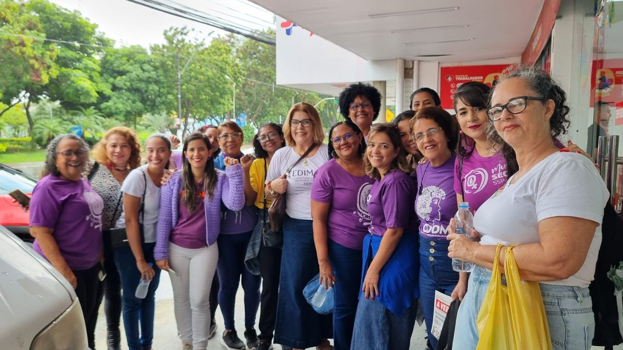 [VÍDEO] Dezenas de pessoas participam de ato contra o feminicídio em São José da Tapera