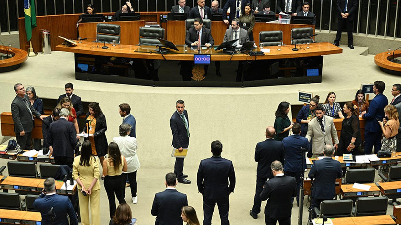 Comissão do Congresso analisa fim da taxa das blusinhas, mas texto final ainda depende de negociação