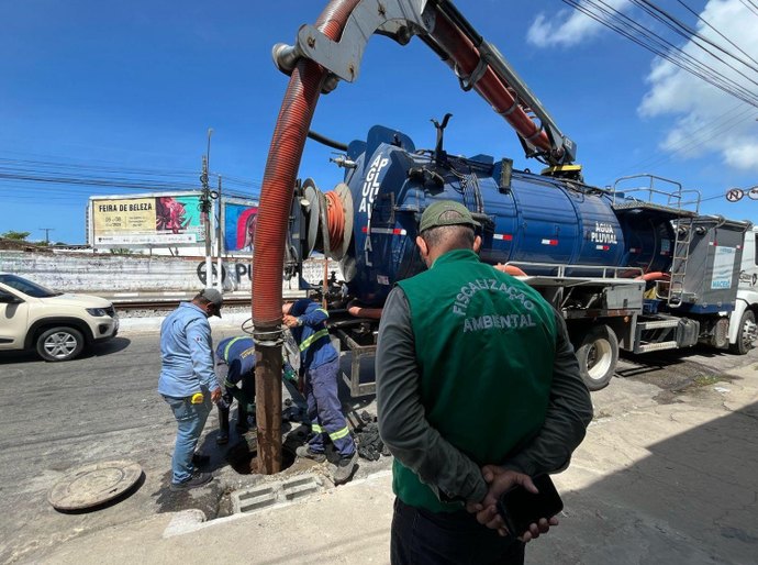 Operação Línguas Sujas flagra despejo irregular de esgoto no Salgadinho