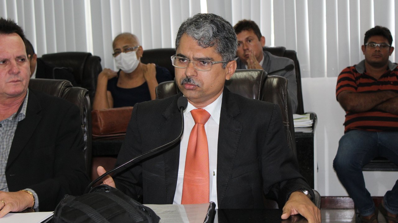 Vereador inclui eleição de diretor no Plano de Educação em Delmiro