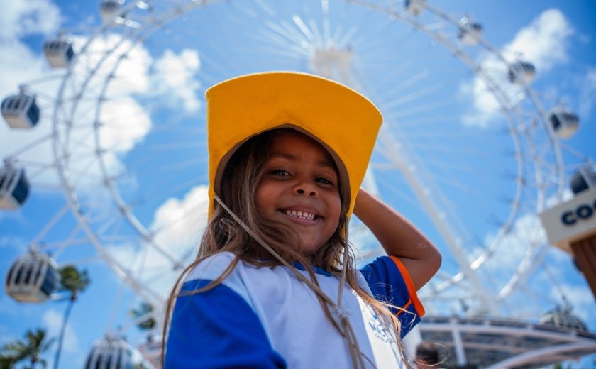 Alegria e encantamento marcam visita de crianças da rede municipal à roda gigante da orla de Pajuçara