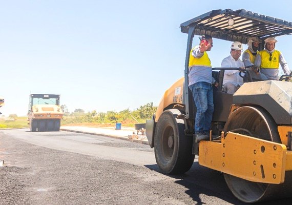 Prefeito Luciano Barbosa inspeciona obras de melhoria da mobilidade urbana