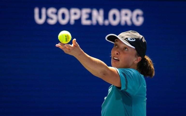 Sem sustos, Swiatek e Alcaraz vencem em estreia no US Open