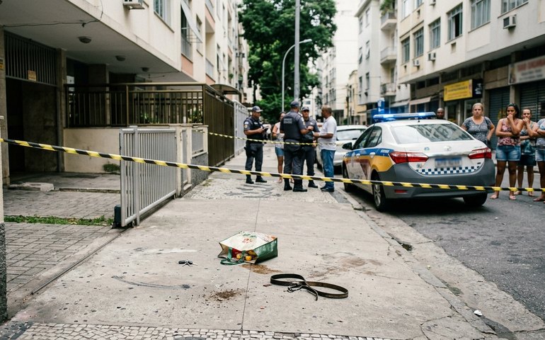 Pitbull sem coleira ataca mulher e porteiro fica ferido na Tijuca