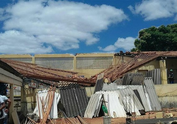 Parte do teto da Escola Graciliano, em Palmeira, desaba e deixa alunos em pânico