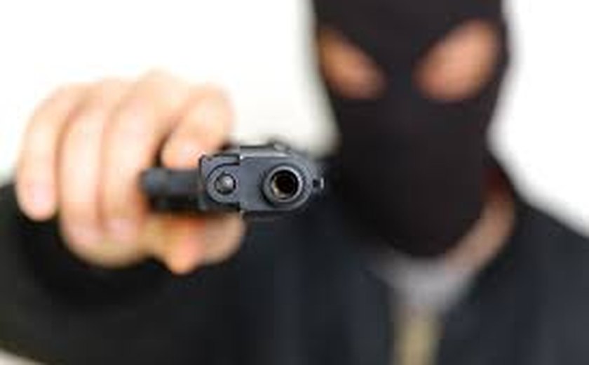 Dupla armada rouba motocicleta e pertences de morador na zona rural de Feira Grande