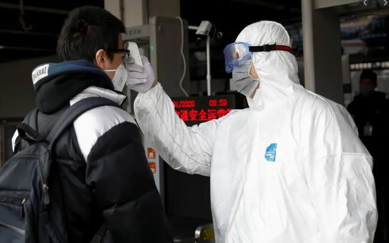 Fuzileiros especializados em guerra biológica ajudam a desinfectar aeroporto