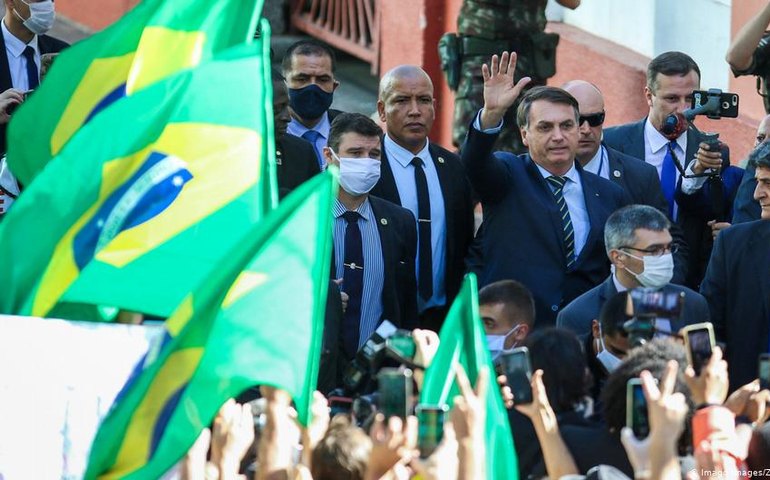 Bolsonaro perdeu “compasso moral” em meio a pandemia, diz revista “The Lancet”