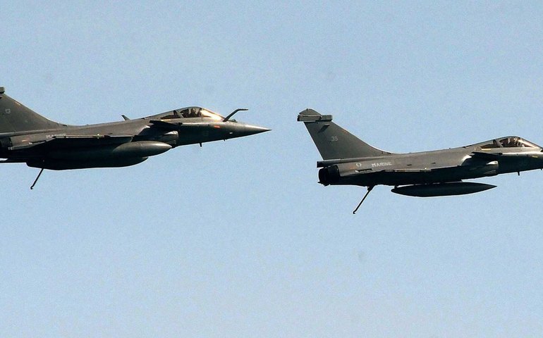 Pilotos franceses são encontrados mortos após acidente raro durante voo de caças