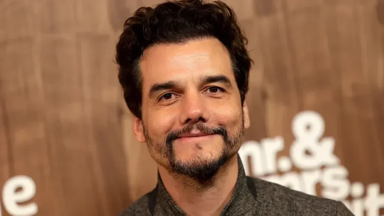 Wagner Moura samba com Kelly Clarkson e revela detalhes de sua banda: 'Toco há 34 anos'