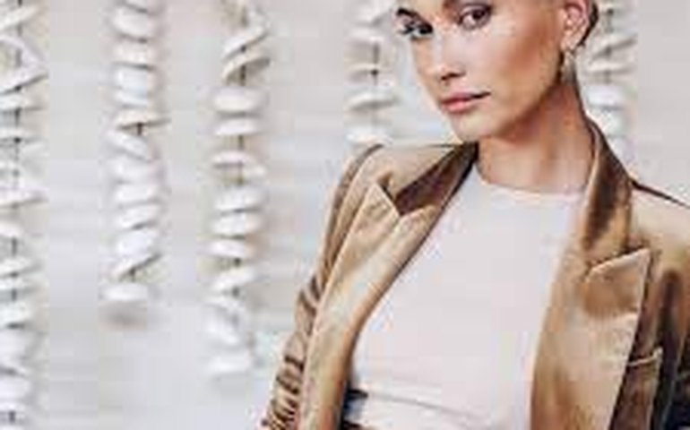 Hailey Bieber fala sobre pequeno coágulo no cérebro: &#8216;Assustador&#8217;