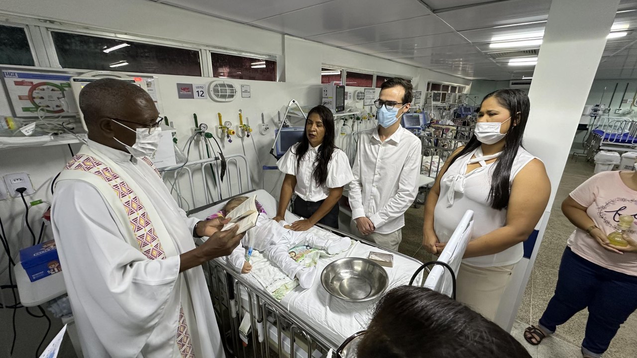 Humanização: HGE promove batizado de criança com síndrome rara