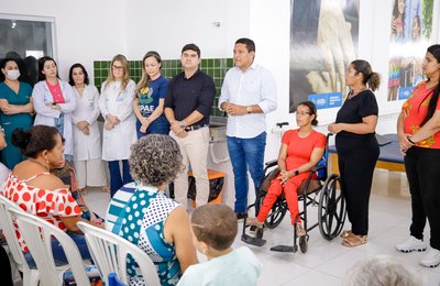 Prefeito Júlio Cezar faz entrega inédita de cadeiras de rodas para pacientes do Credefipi