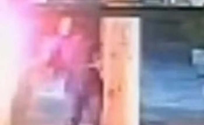 Homem filmado incendiando casa da companheira é reincidente em agressões