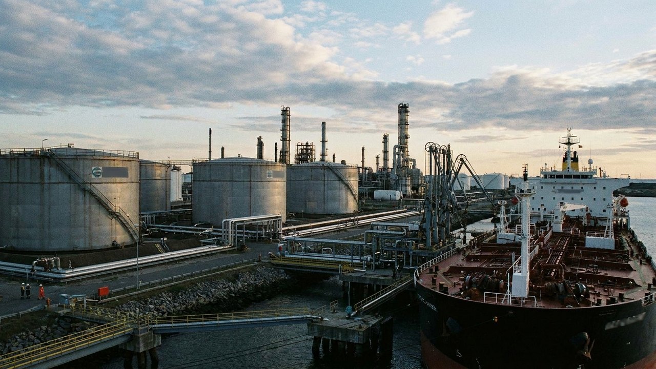 Petróleo fecha em queda e WTI fica abaixo dos US$ 100 com oferta da Arábia Saudita no radar