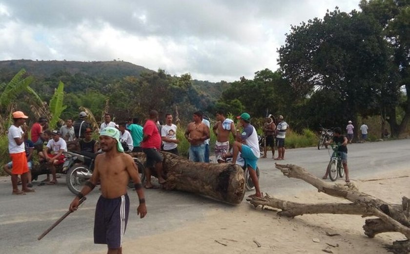 Índios da tribo Wassu Cocal fecham BR-101, em Joaquim Gomes