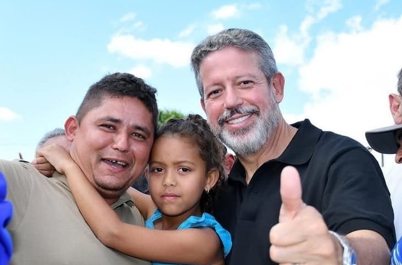 Retroescavadeiras e tratores: Arthur Lira lidera entrega de maquinário em 2025 fortalecendo prefeituras e trabalhadores rurais de Alagoas