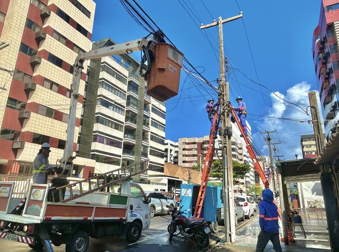 Procon Maceió integra operação da Ilumina para tirar fios em desuso dos postes