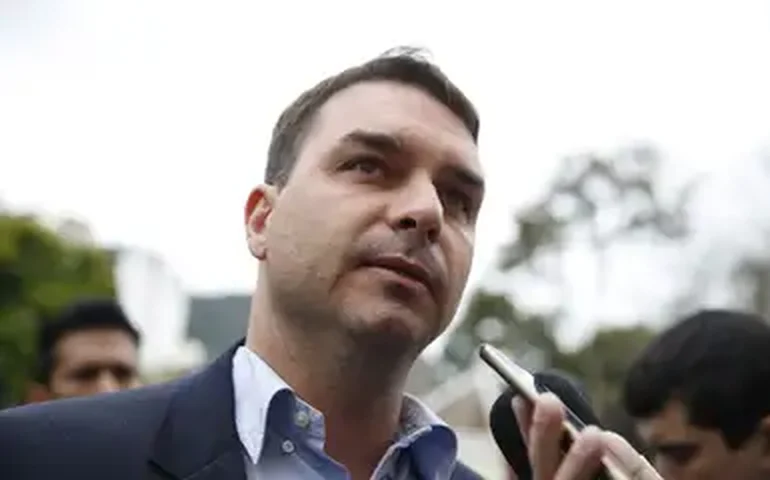 Flávio Bolsonaro vota a favor da PEC das Drogas e ironiza: 'Homenagem à harmonia entre Poderes'