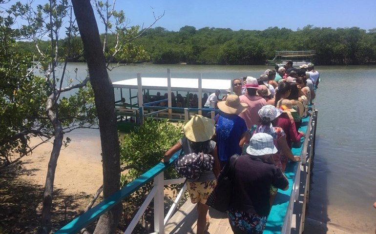 Prefeitura promove passeio inclusivo e leva pessoas idosas para dia de lazer na praia