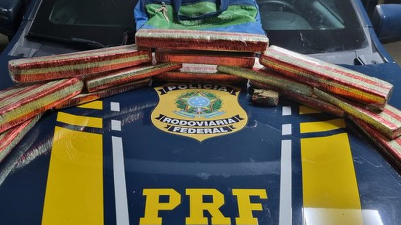 Junto da filha de 3 anos, jovem é flagrada com mais de 12 kg de maconha em ônibus para Arapiraca