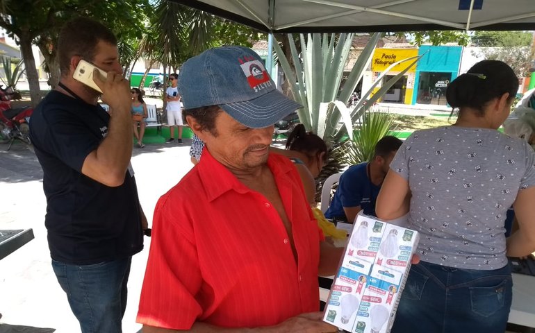 Projeto Agente Eletrobras substitui geladeiras e lâmpadas antigas por mais eficientes