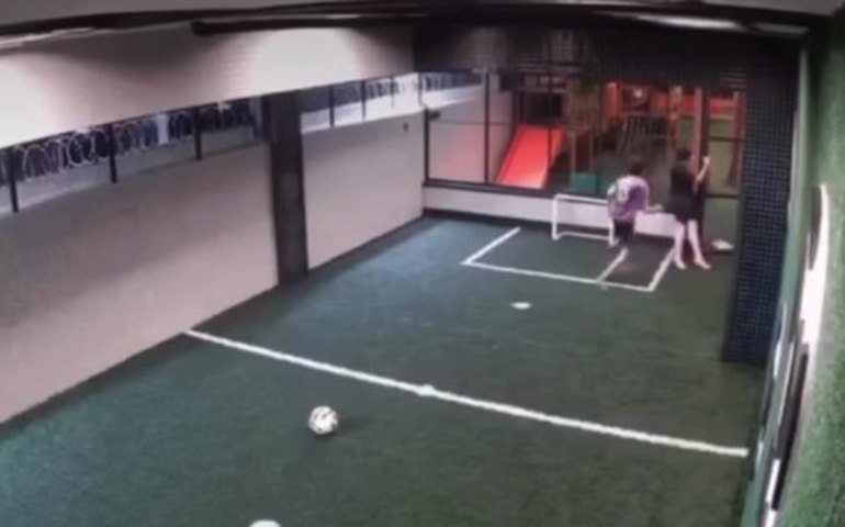 Jovem salva amigo de choque elétrico em condomínio na Jatiúca