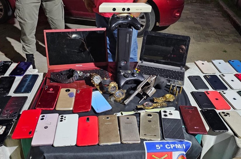 Homem é preso com 65 celulares, arma de fogo e eletrônicos na Feirinha do Tabuleiro