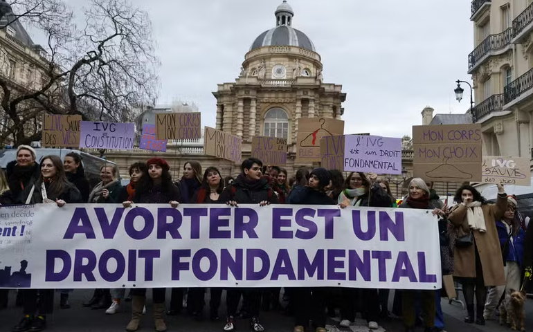 França se torna o primeiro país do mundo a incluir direito ao aborto na Constituição