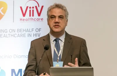 Covid-19 não desapareceu e casos continuam ocorrendo, alerta médico