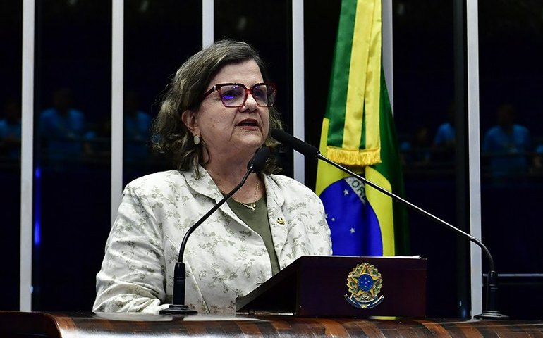 Teresa Leitão defende projeto que equipara salários de homens e mulheres