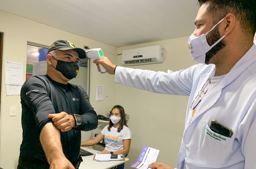 Agentes da SMTT de Arapiraca recebem 2ª dose de imunizantes contra a Covid-19