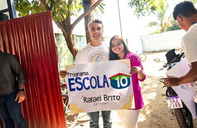 Mãe agradece a Rafael Brito após filha ingressar na faculdade com apoio de programas educacionais