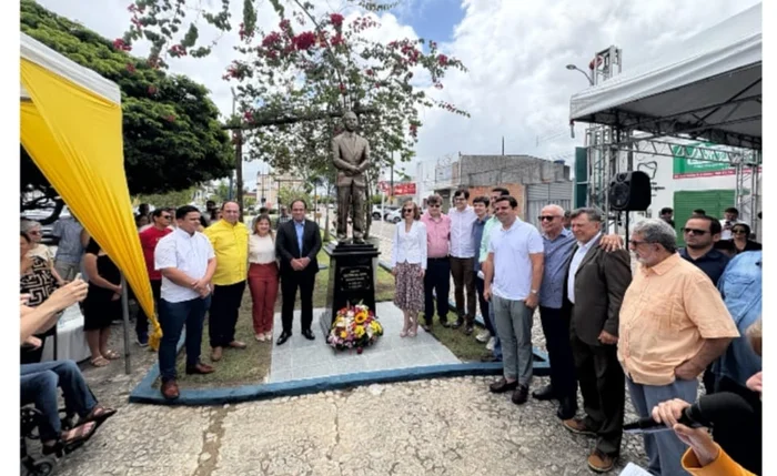 Prefeito Leando Silva e convidados na cerimônia de inauguração da estátua de Tarcísio de Jesus