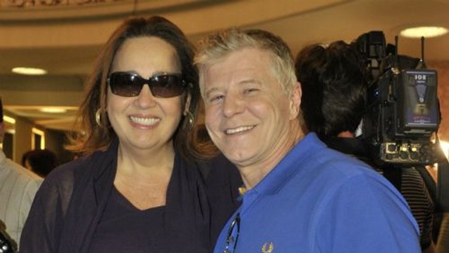 Miguel Falabella leva bronca de mãe de Cláudia Jimenez