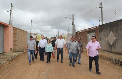 Rogério Teófilo assina ordem de serviço para pavimentação de rua no bairro Massaranduba, em Arapiraca