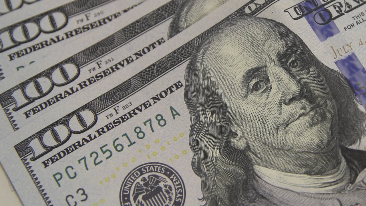 Dólar encosta em R$ 5,10 com tarifaço e tensão global