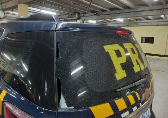 Viatura da PRF é depredada na BR-104