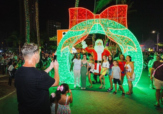 Desfile leva magia do Natal para a orla da Ponta Verde