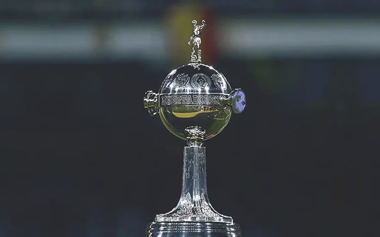 Jogador do Peñarol leva pedrada e deixa campo sangrando em jogo da Libertadores