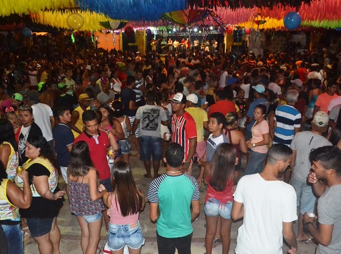 Val Vallin e Sete de Setembro encerram Carnaval de Porto Calvo nesta terça