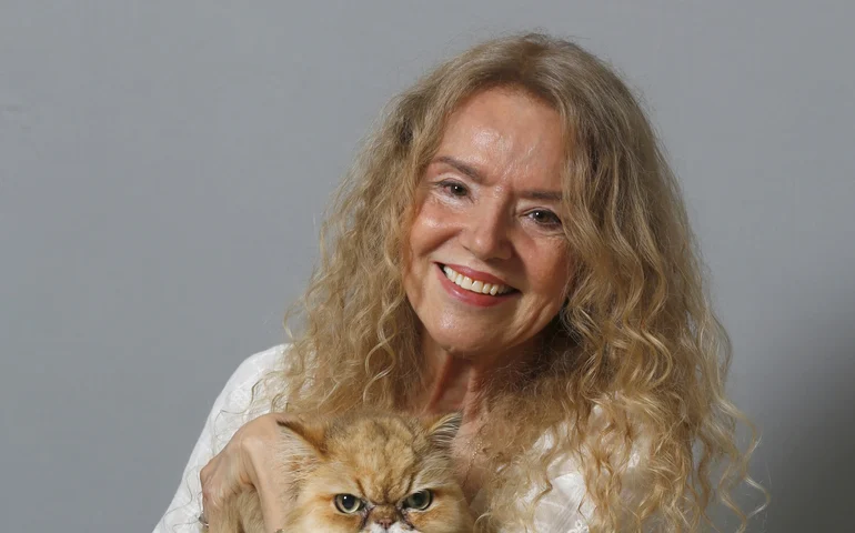 Quando a poesia ilumina o que insiste em permanecer