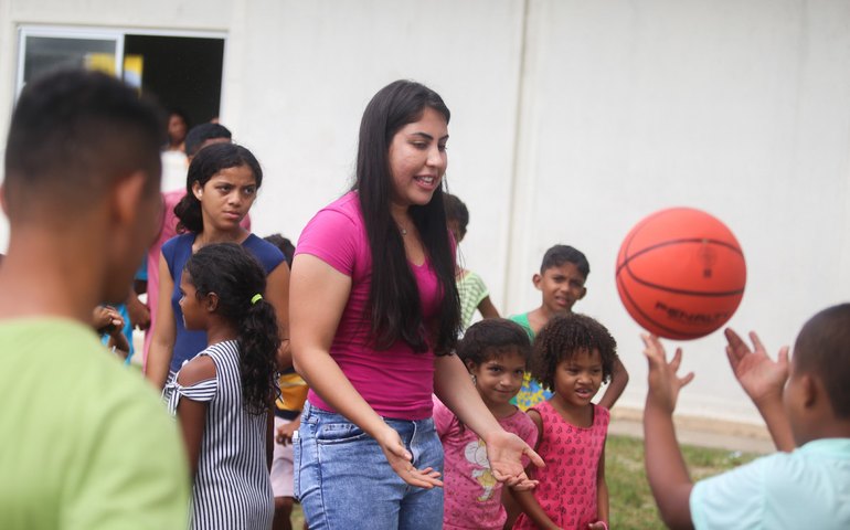 Gabi Gonçalves visita famílias atingidas pelas chuvas em Rio Largo