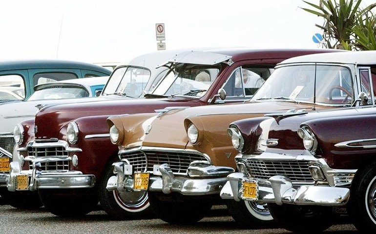 Luxo sobre rodas: Carros de alto padrão roubam a cena dos clássicos americanos em Cuba