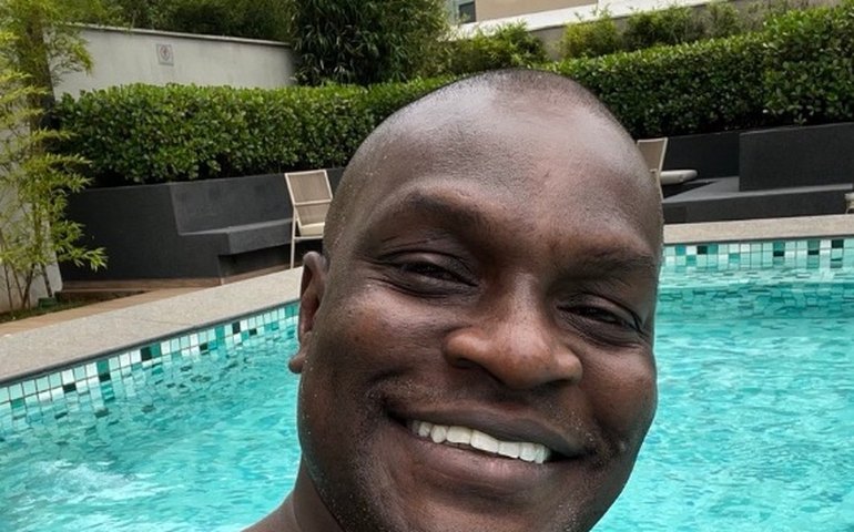 Jacaré, ex-É o tchan, passa carnaval longe da folia e curte show de Nando Reis no Canadá